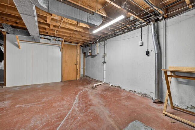 Building Photo - 5907-5909-5909 Jamieson Ave