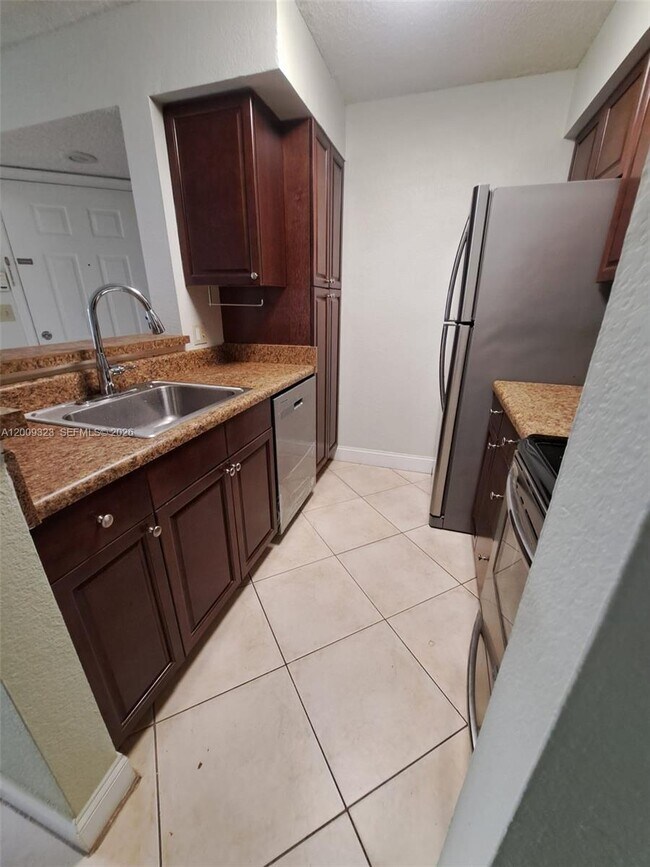 Building Photo - 3200 N Palm Aire Dr