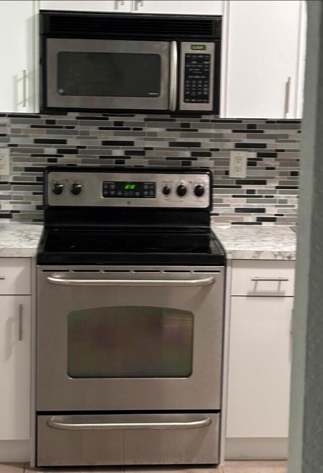 Building Photo - 407 SE 3rd Ave