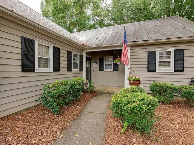 Building Photo - A picture perfect cottage home ready for you with community pool!