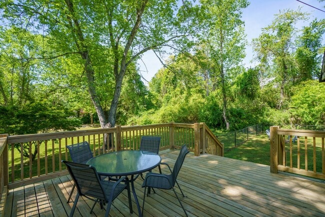 Building Photo - Pet Friendly 3/1 House, Fenced Yard, Deck, Fire Pit & Basement