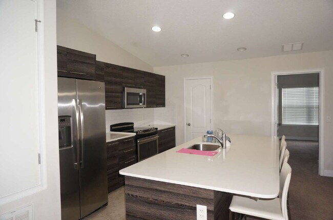 Building Photo - Charming 2-Bed, 2-Bath Townhouse Retreat i...