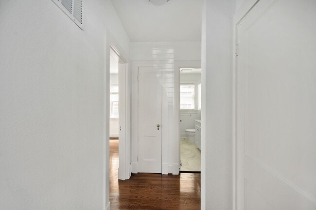 Building Photo - 819 Weedon St