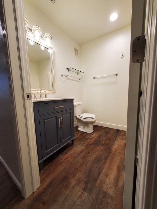 Building Photo - 2322 College St