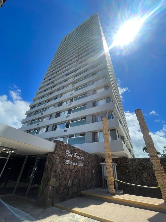 Building Photo - Fantastic Studio Unit w/ parking available...