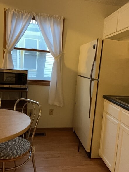 Building Photo - 147 N State St