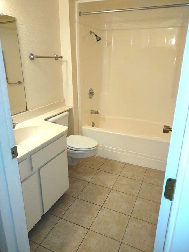 Building Photo - GREAT TOWNHOME IN YUCCA COURT-SUN CITY!!