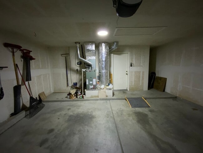 Building Photo - 3 Bedroom Single Story Home Near Unser Blv...