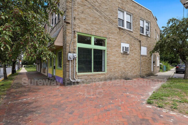 Building Photo - 1036 Collings Ave