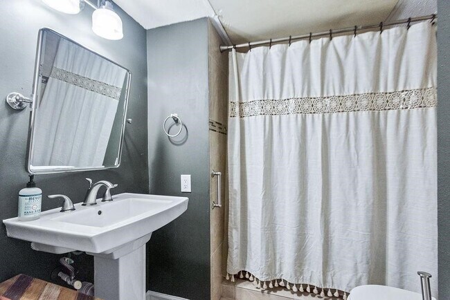 Building Photo - 5005 Georgi Ln