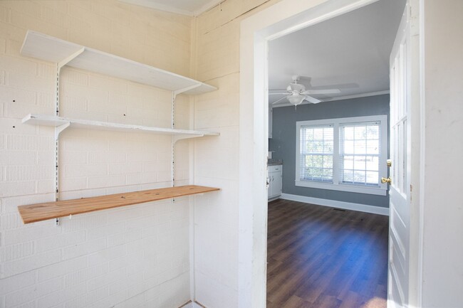 Building Photo - Friendly 2 Bedroom, 1 Bath bungalow in Hillsborough!