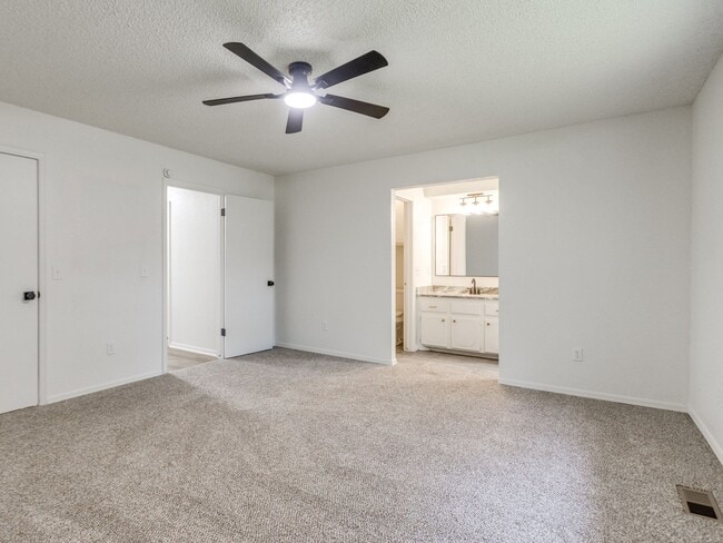 Building Photo - 10104 Primrose Ln