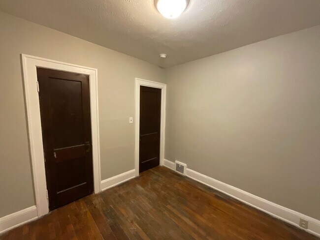 Building Photo - 10012 Greenview Ave