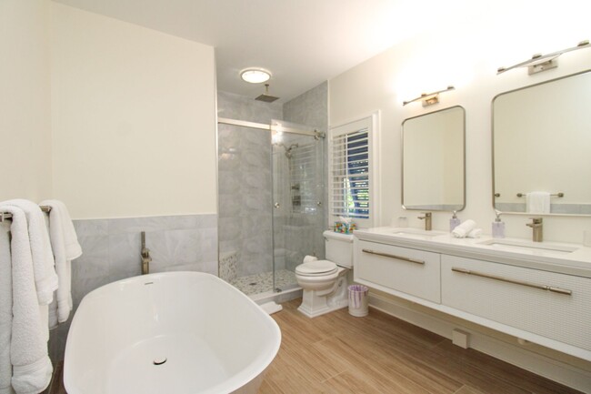 Building Photo - **STUNNING POOL HOME**4BEDS / 4.5BATHS**AQ...