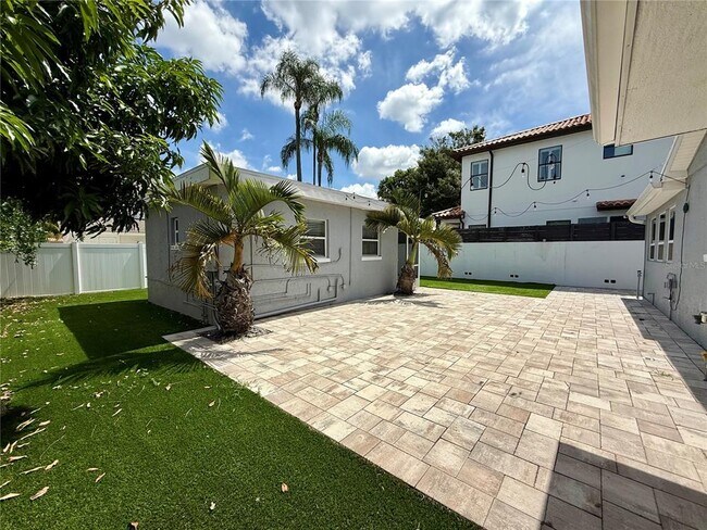 Building Photo - 3419 W Empedrado St
