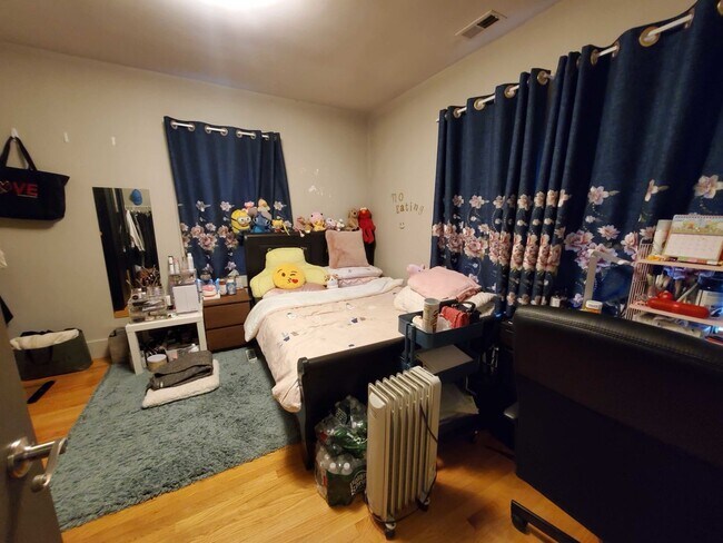 Building Photo - Large 5 bed in Allston