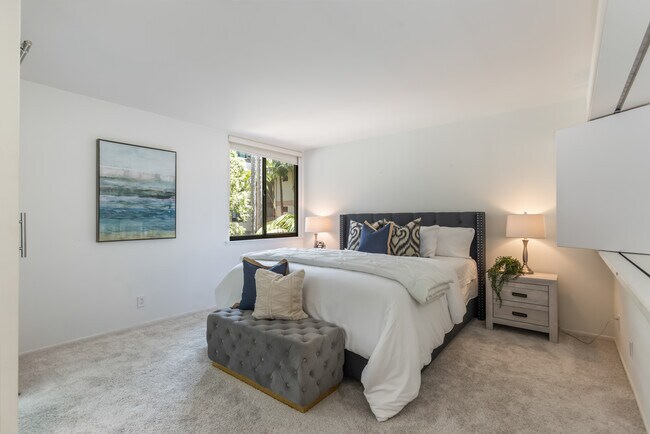 Building Photo - 1007 S Catalina Ave