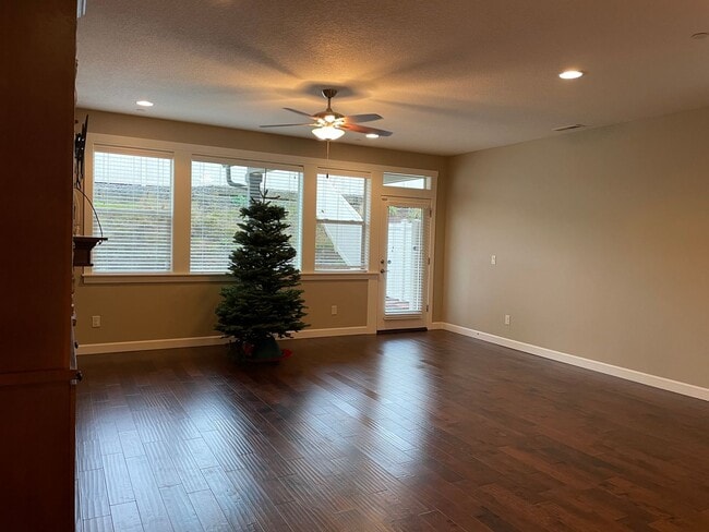 Building Photo - LUXURY 4 BD TOWNHOME! GATED PARKER VILLAGE...