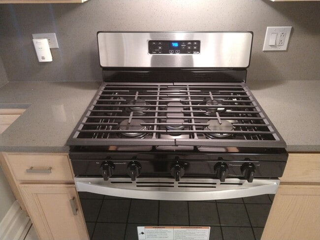 Building Photo - Nice Newly Remodeled 2Br, 1Bth, 2nd Floor -parking included