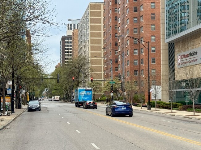 Building Photo - 2909 N Sheridan Rd