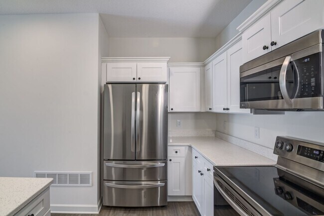 Building Photo - 3 Bedroom Town Home
