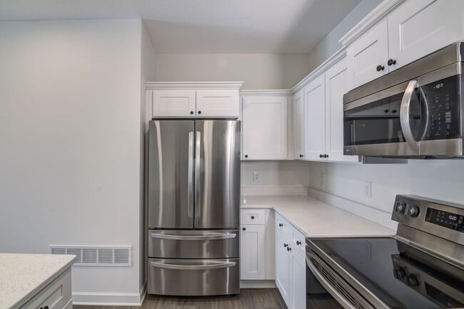 Building Photo - New 3 Bedroom Town Home