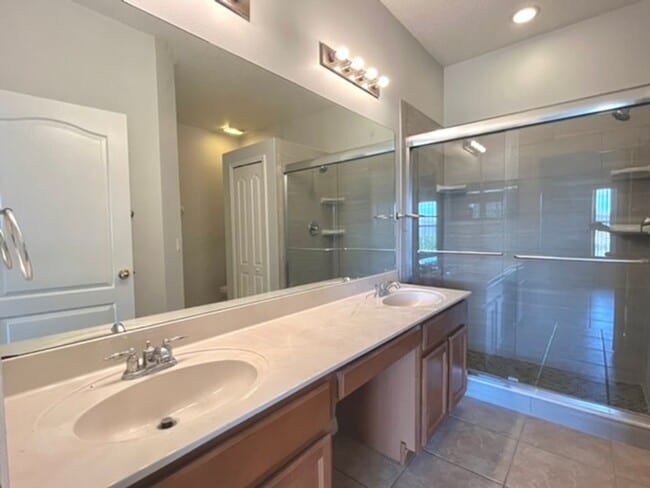 Building Photo - Kissimmee - 3 Bedroom, 2 Bathroom Single Family Home in a Gated Community.