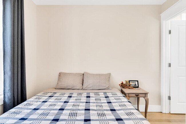Building Photo - **25% OFF FIRST MONTHS RENT IF YOU OCCUPY ...