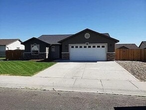 Building Photo - 3-bed, 2-bath, 2-car garage, Vinyl Fenced Back Yard, 1514 Sq Ft.