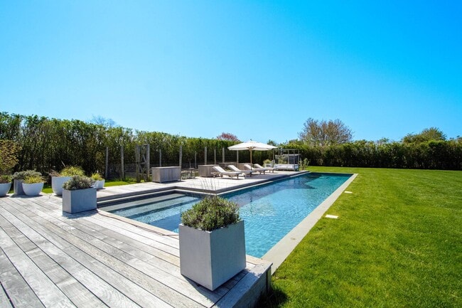 Building Photo - 811 Halsey Ln