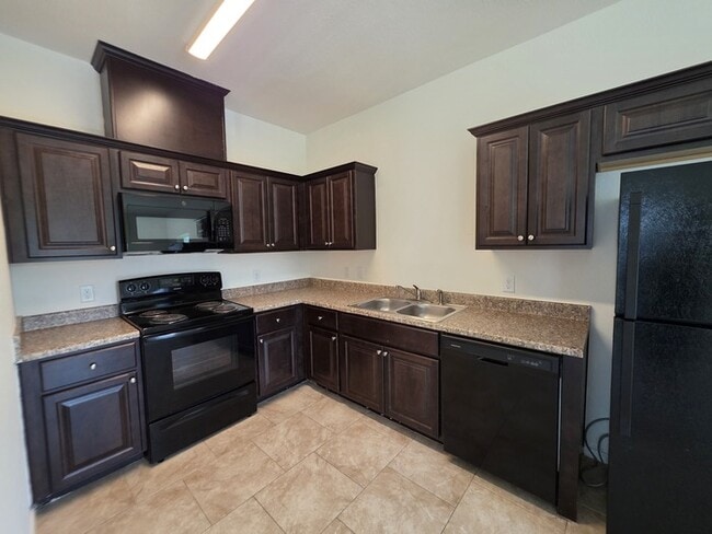 Building Photo - 3/2/2 Oakdale floorplan