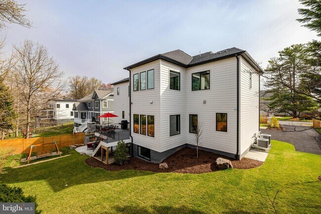 Building Photo - 1100 Balls Hill Rd