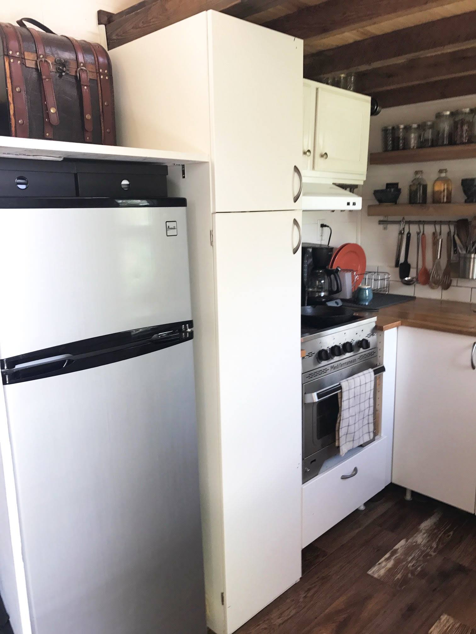 Building Photo - 325 N Sunset St