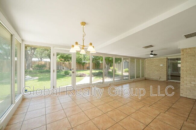Building Photo - 425 Crestwind Dr