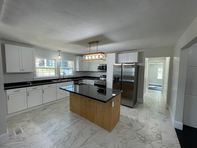 Building Photo - GORGEOUS 4 BEDROOM HOME