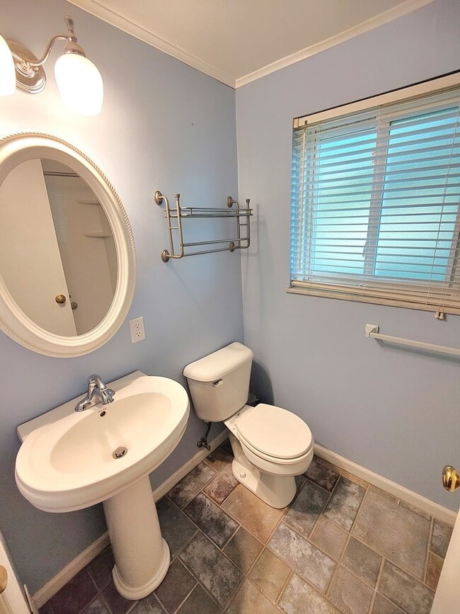 Building Photo - *Recently Updated 3BD/2.5BA Available for ...