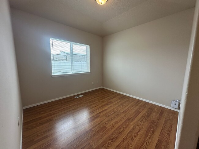 Building Photo - R0476