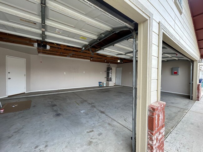 Building Photo - Beautiful NW home w/ SOLAR! 3bd+2ba $2,600!!