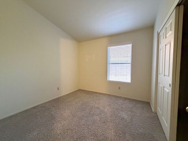 Building Photo - 15435 S 44th Way