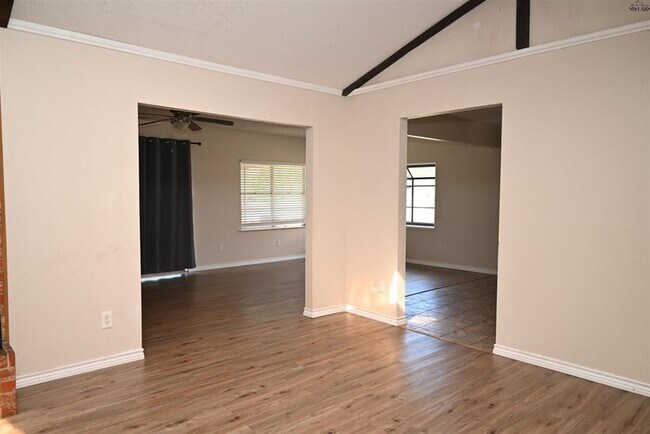 Building Photo - 4 bed 2 bath near SAFB.