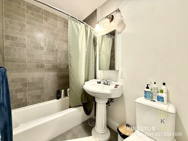 Building Photo - 674 Washington St