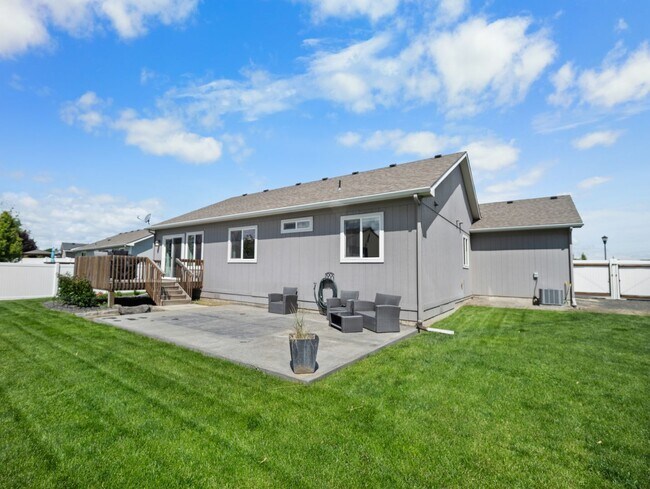 Building Photo - Beautiful home 5MILE/Big Yard & Garage (Furnished)