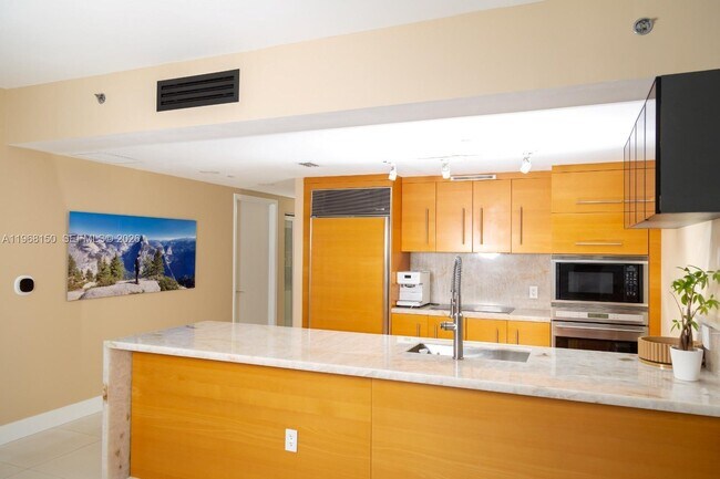 Building Photo - 465 Brickell Ave