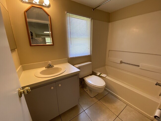 Building Photo - "Charming 1-Bedroom Retreat with Full Bath...