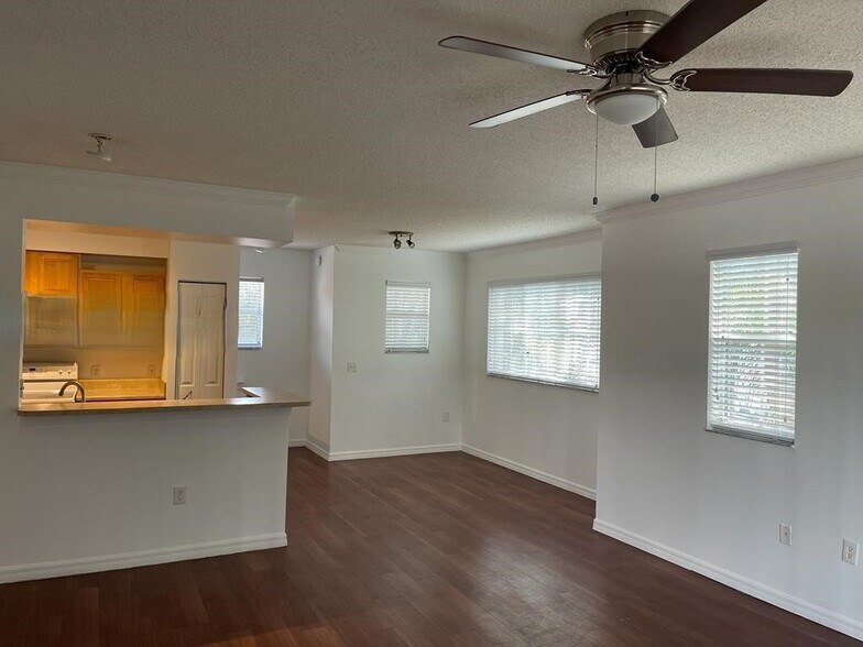 Building Photo - 2412 Centergate Dr