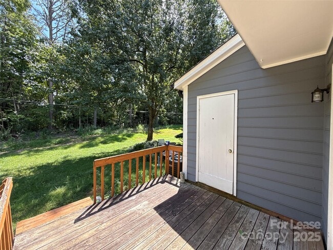 Building Photo - 1724 Village Lake Dr