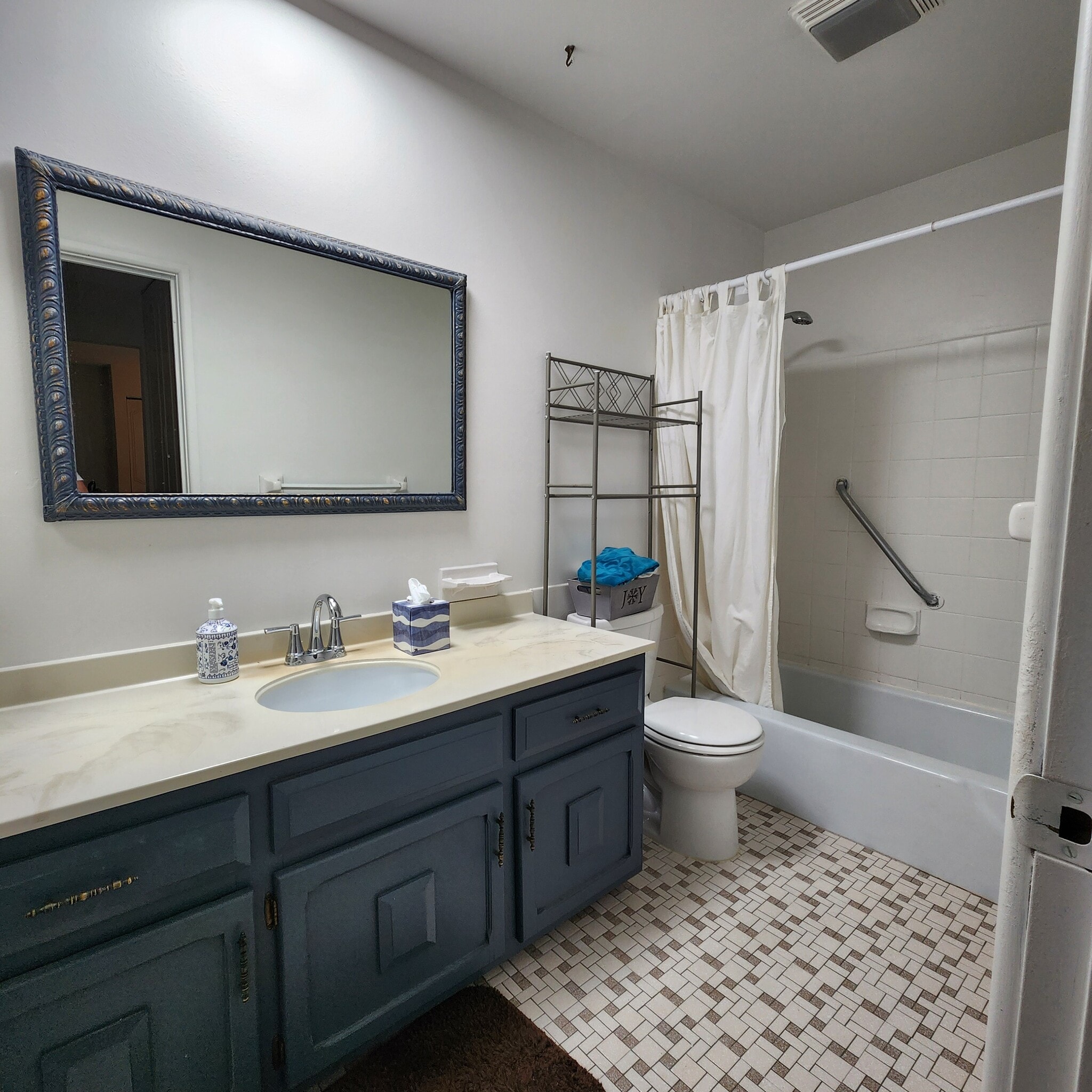 Building Photo - 2690 Oxford St N