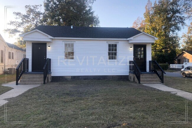 Primary Photo - Cozy 2 Bedroom/1 Bathroom Duplex in Mobile!
