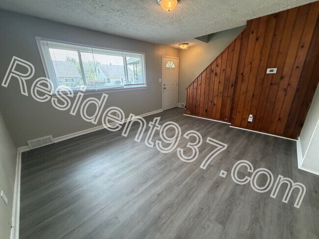 Building Photo - 1047 Blakley Dr