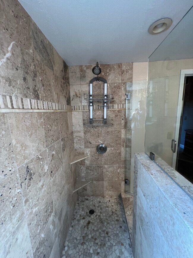 Building Photo - 933 Edgewood Cir